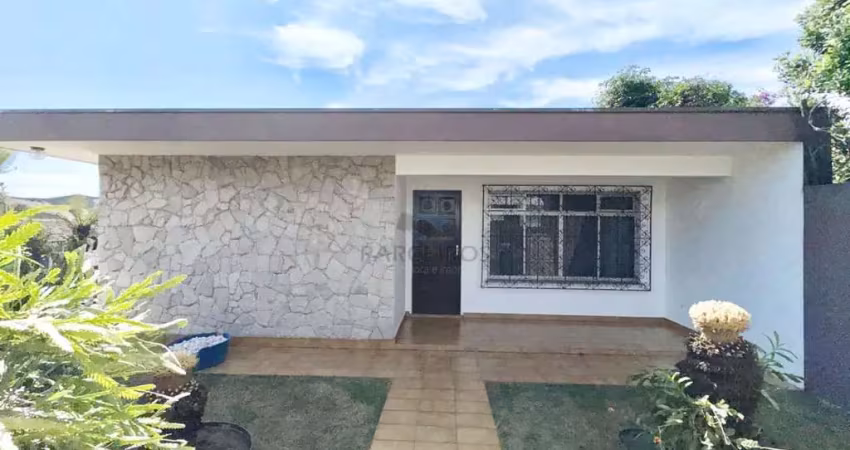 Casa  averbada há uma quadra da avenida winston churchill
