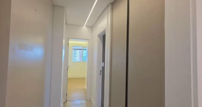 Parque 10. cond. rubi. apto com 19m2, 3 suites, sala pra 2 ambientes, semi mobilaido e 2 vagas