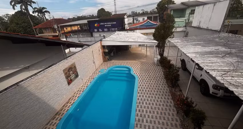 Casa no parque 10, 300m2, com piscina e churrasqueira, 3 suítes, climatizado com armários