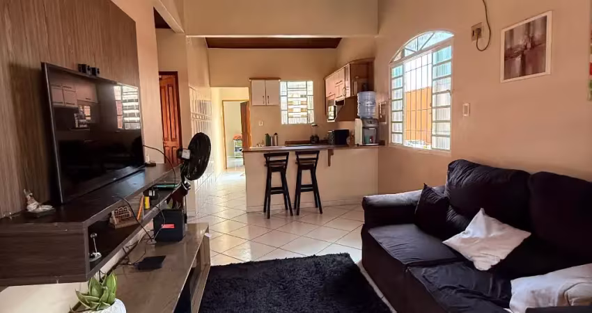 Planalto/ cond. jardim versalhes. casa com 3 quartos sendo 2 suites, sala para 2 ambientes e 3 vagas