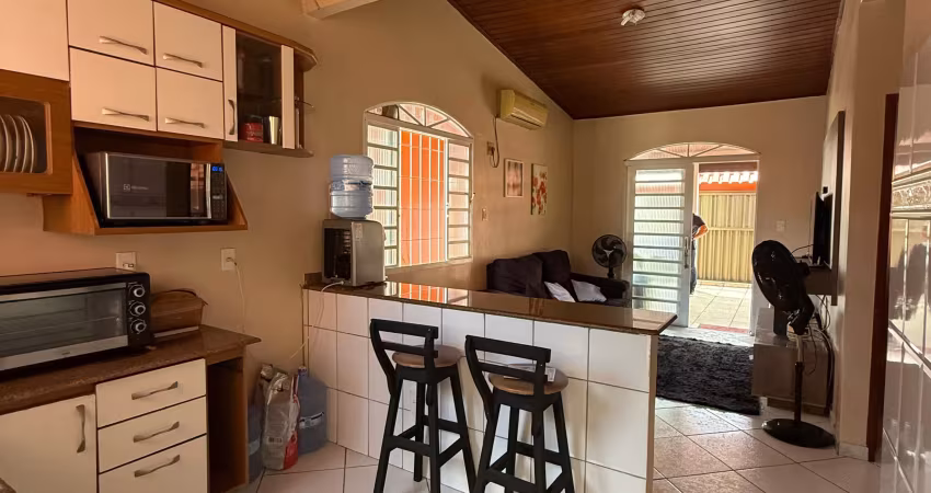 Planalto/ cond. jardim versalhes. casa com 3 quartos sendo 2 suites, sala para 2 ambientes e 3 vagas