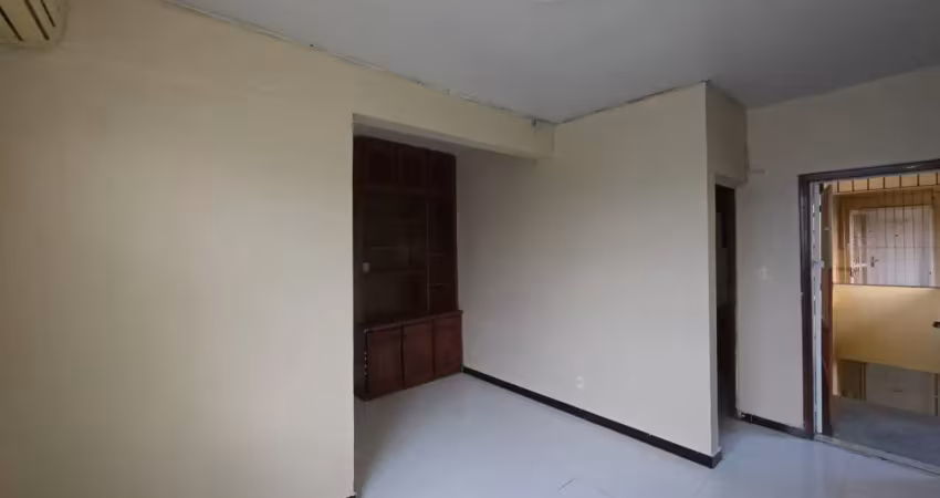 Conjunto do condomínio jornalistas, 02 quartos, 02 banheiros,  cozinha com armários, lavanderia e 01