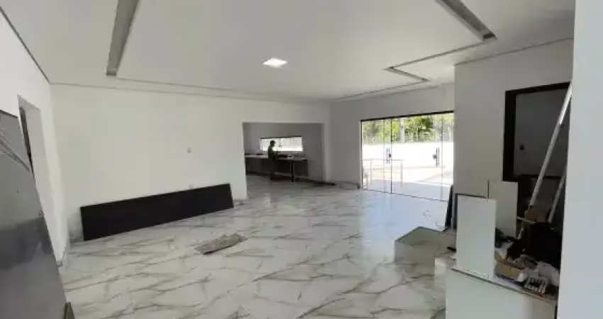 Aceito/parcelo ponta negra ii, térrea, 300m2 de area construía, 3 suítes , piscina.