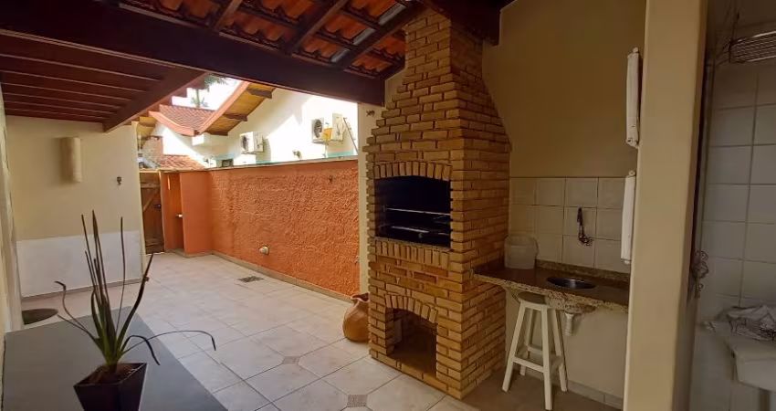 Tipo casa/ apartamento reformado com amplo quintal e área privativa