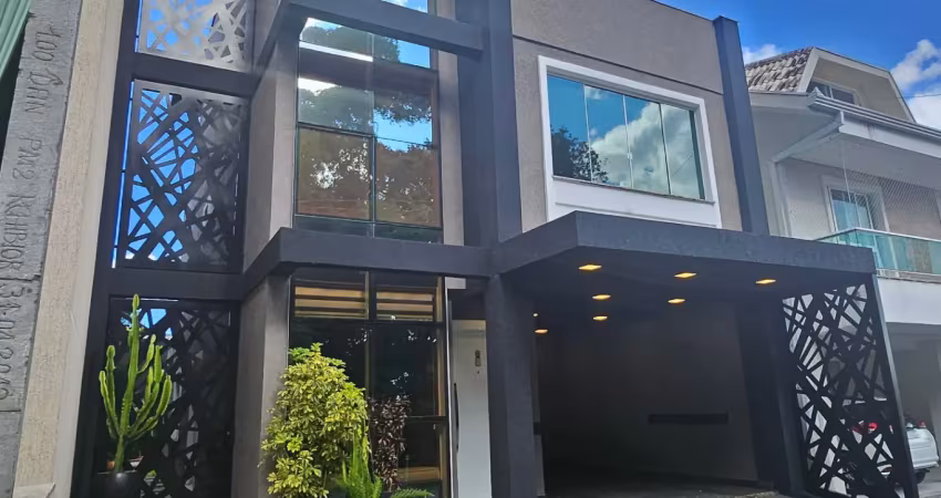 Sobrado triplex em condomínio fechado com 4 quartos, 254m2 de área construída e vista privilegiada para o bosque preservado em São José dos Pinhais.