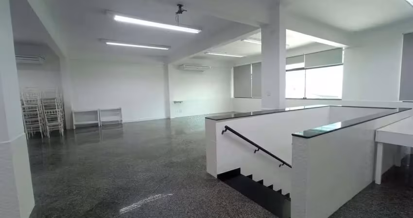 Espaço comercial amplo e bem localizado na vila mathias. perfeito para clínicas, consultórios ou coworking. agende sua visita com a consultare!
