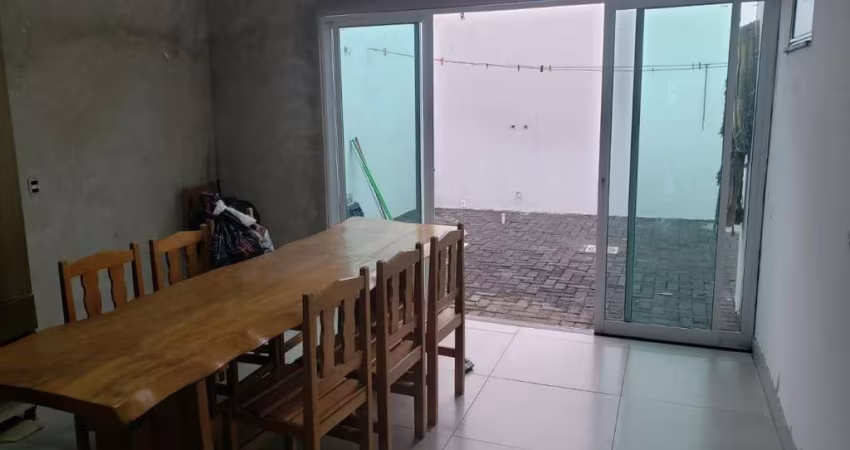 Casa para Venda em Uberlândia, Jardim Holanda, 4 dormitórios, 2 suítes, 1 banheiro, 2 vagas