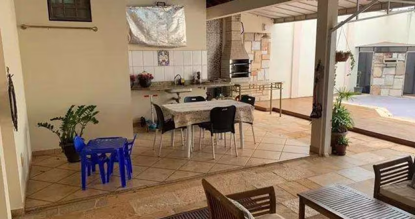 Casa para Venda em Uberlândia, Santa Mônica, 3 dormitórios, 3 suítes, 2 banheiros, 3 vagas