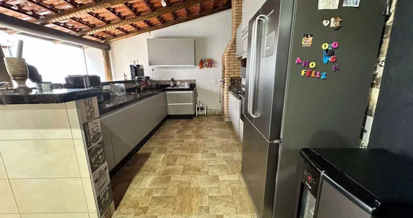 Casa para Venda em Uberlândia, Granada, 3 dormitórios, 2 suítes, 3 banheiros, 3 vagas