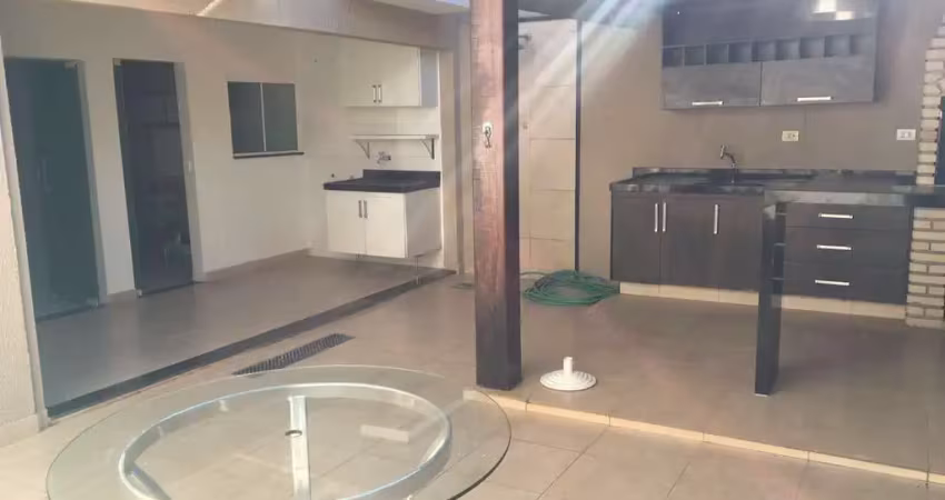 Casa para Venda em Uberlândia, Brasil, 3 dormitórios, 1 suíte, 2 banheiros, 2 vagas