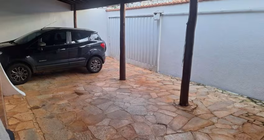 Casa para Venda em Uberlândia, Santa Mônica, 3 dormitórios, 1 suíte, 1 banheiro, 3 vagas