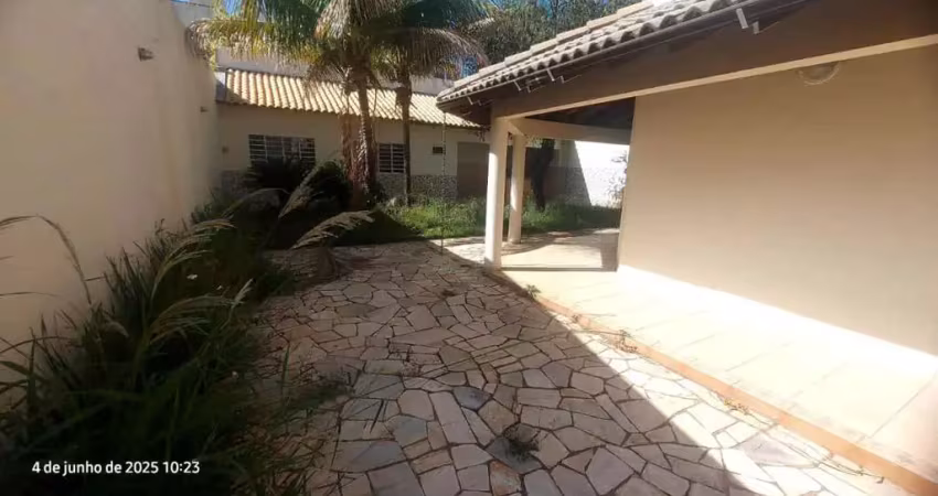 Casa para Venda em Uberlândia, Jardim Colina, 4 dormitórios, 2 suítes, 2 banheiros, 7 vagas