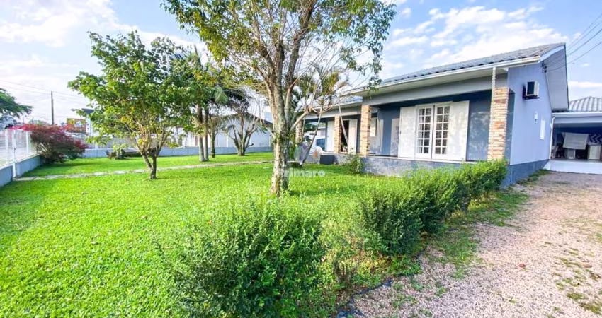 Casa com amplo terreno, 3 quartos, 2 banheiros, piscina