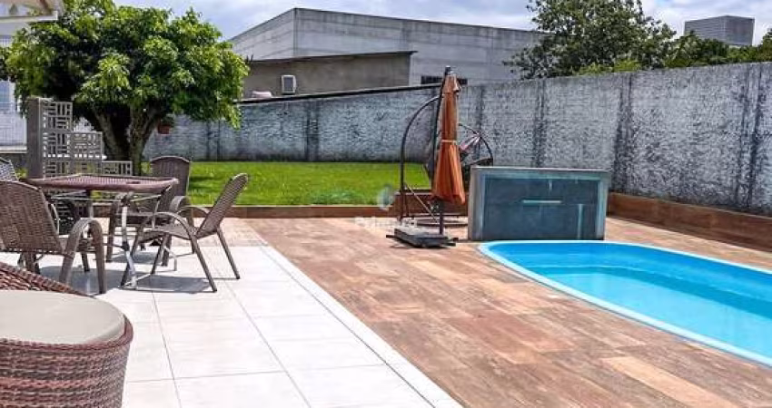 Casa com amplo terreno, 3 quartos, 2 banheiros, piscina