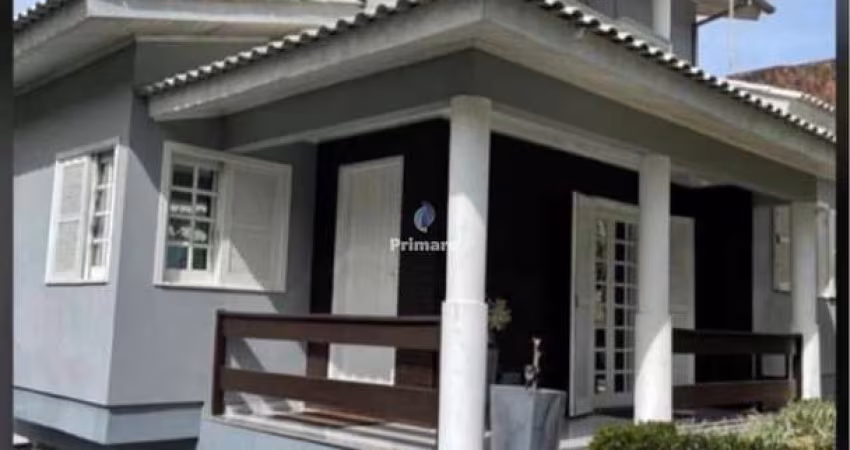 Casa com 3 quartos, sendo 1 suíte, garagem para 3 carros
