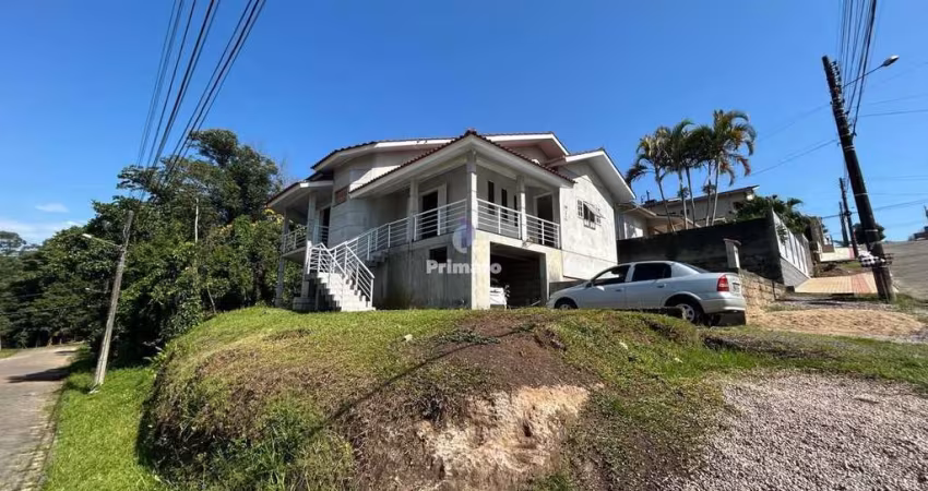 Casa com 3 quartos, sendo 1 suíte, 2 garagem