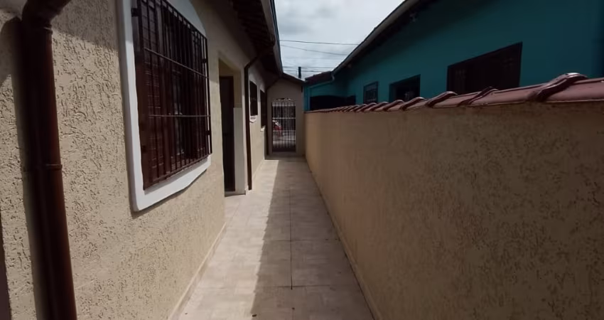 Casa maravilhosa em praia grande, não perca essa oportunidade de adquirir esse imóvel impecável, 02 Dormitório, 02 vagas de garagem