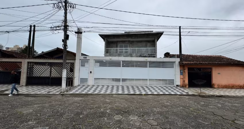 Lindo sobrado em condomínio à venda com 3 dormitórios, 2 bairros, 1 vaga, aproximadamente 450 metros da praia, Aviação, Praia Grande/SP.