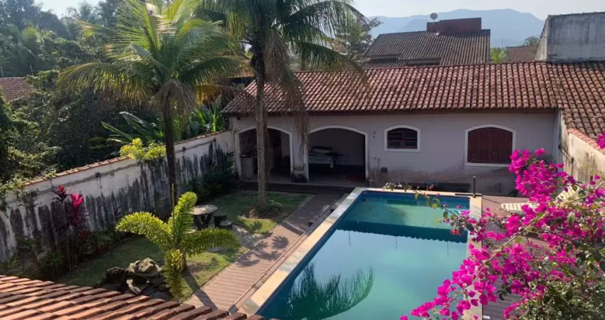 Sobrado à venda e para locação de temporada, 4 dormitórios, sendo uma suíte, 4 vagas, piscina, na praia do Indaiá Bertioga/SP.