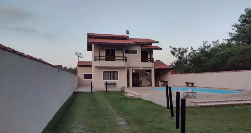 Oportunidade, sobrado à venda com 3 suítes, edícula, piscina, quintal grande, São Lourenço, Bertioga SP.