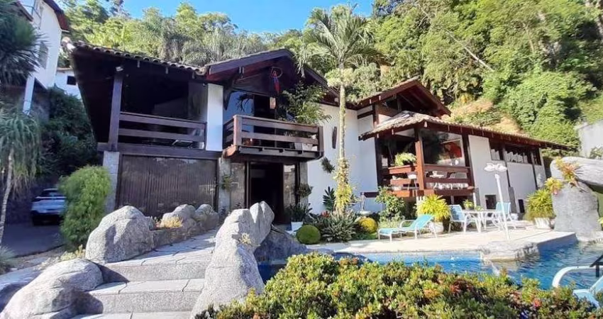 Casa com 4 dormitórios à venda, 551 m² por R$ 2.500.000,00 - Itaipu - Niterói/RJ