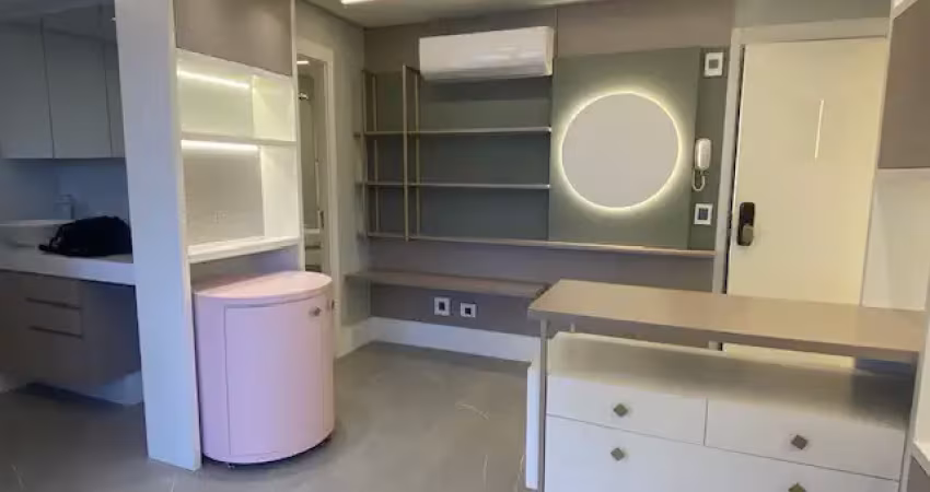 Sala comercial mobiliada, centro em prédio novo e moderno.