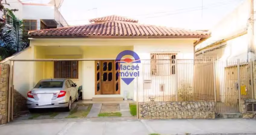 Casa com 3 quartos para alugar na Rua Doutor Bueno, Imbetiba, Macaé