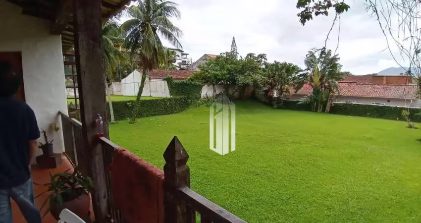 Propriedade Exclusiva de 1.815m² - Oportunidades de Investimento na Praia do Arrastão