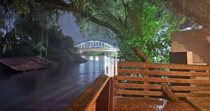 Casa exclusiva sobre o rio juqueriquerê com rampa para barco no porto novo