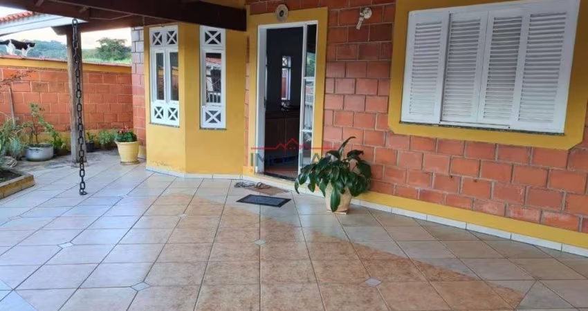 Casa com 2 dormitórios à venda.