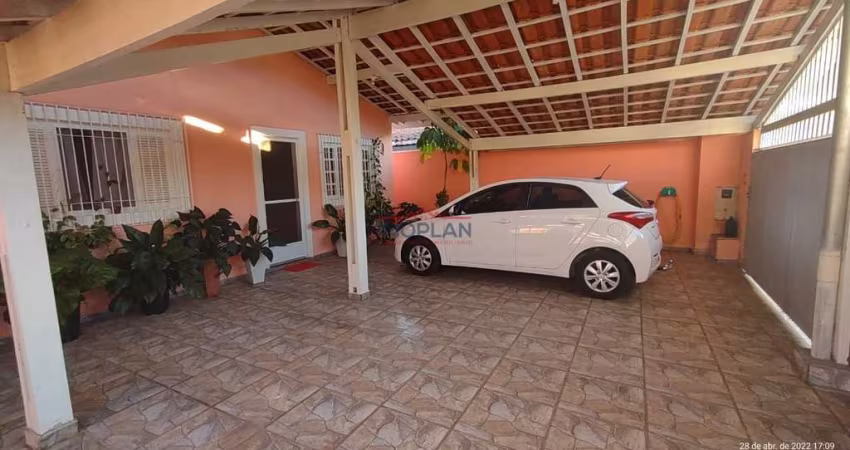 Casa à venda com - 2 Dormitórios; - térrea  em Atibaia! Próximo ao comércio loca
