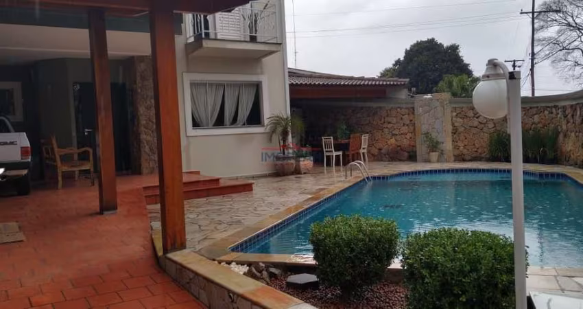 Casa á venda com 260 m² com Piscina - Vila Petrópolis - Atibaia - SP