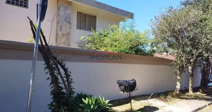 Linda casa à venda com 4 Dormitórios sendo 1 suíte e piscina  em uma ótima local