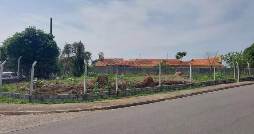 Terreno de esquina no Jardim Colonial
