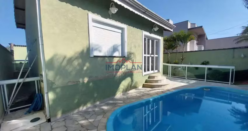 Casa à venda  com 230 m² com piscina e churrasqueira  em ótima localização em At