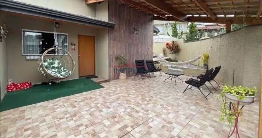 Casa térrea à venda no Bairro Jardim Maristela em Atibaia - SP