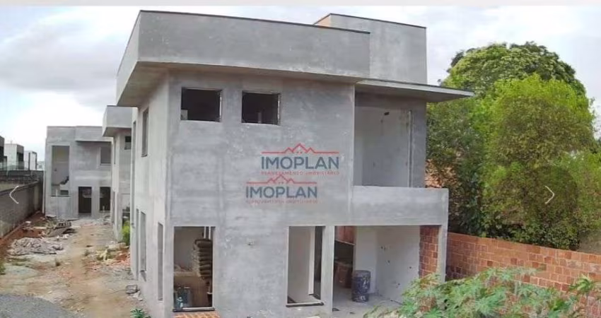 Casa à venda em condomínio 3 dormitórios e 3 suítes no Bairro Vila Petrópolis -