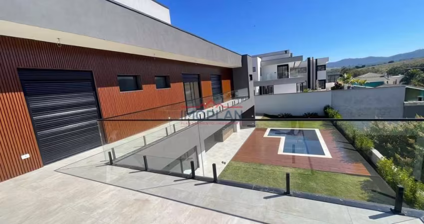 Casa à venda no Condomínio Figueira Garden, em Atibaia. Amplo imóvel com 4 suite