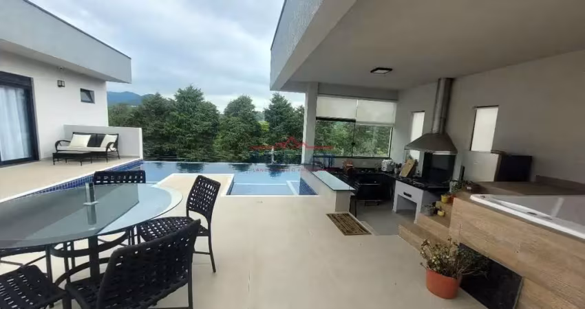 Projeto moderno e design arrojado numa casa totalmente térrea em condominio