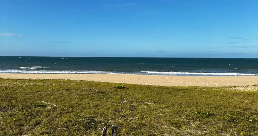 Vende - se Terreno Frente - Mar com 22.000m²