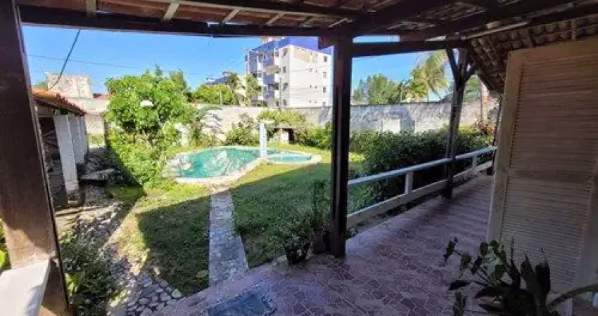 Uma linda casa com piscina, varanda e bastante verde no icaraí
