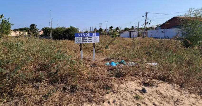 Vende - se terreno com 2.700m² e com a distância de 40m da praia