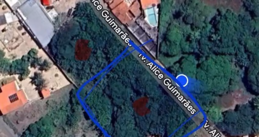 O terreno está situado no bairro lagoa redonda próximo a avenida washington soares