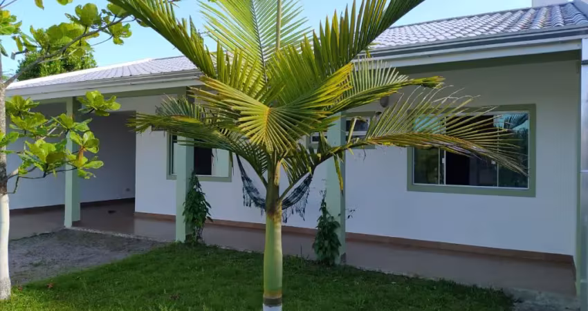 Casa de alvenaria à venda – próxima à praia e com ótima localização!