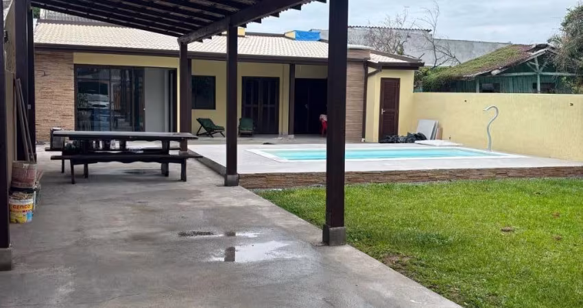 excelente residência com piscina na região central do Bal. Coroados