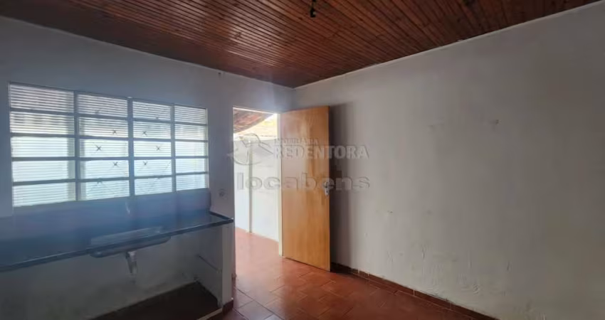 Casa de fundo em Engenheiro Schmitt com 01 dormitório.