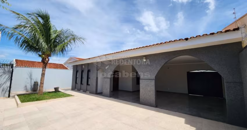 Casa localizado no bairro Comendador Maçor Daud com 3 dormitórios  e 4 vagas de garagem.