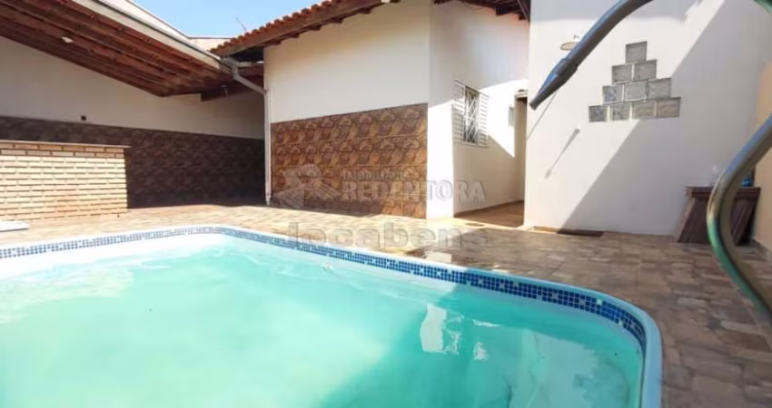 Monte Verde Casa térrea com 3 dormitórios, 02 vagas de garagem.