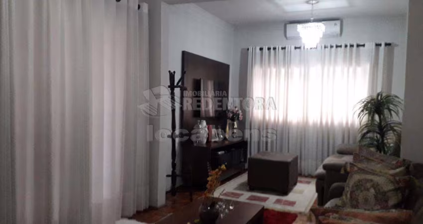 Boa Vista Casa com 03 dormitórios, 02 vagas de garagem.