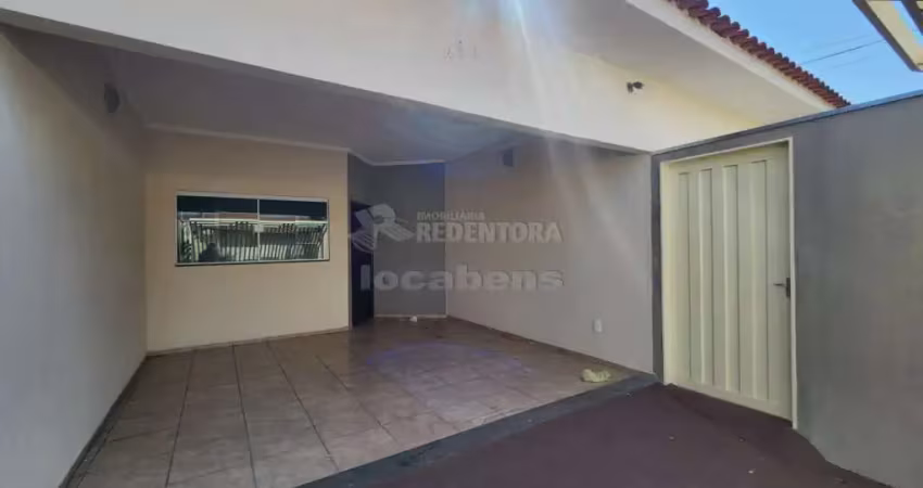 Casa localizada no jardim astúrias com armarios embutidos e área de lazer com churrasqueira.